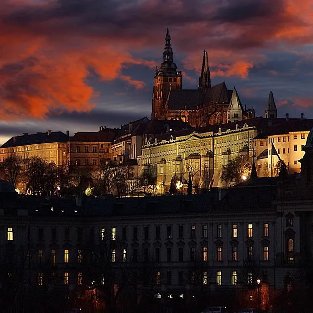 Panorámica nocturna del castillo de Praga iluminado.