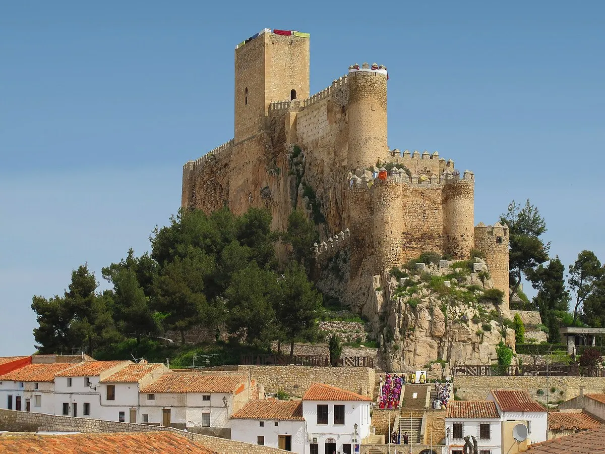 Panorámica del gran castillo medieval durante el 25 de abril cuando se celebra el día de la batalla de Almansa