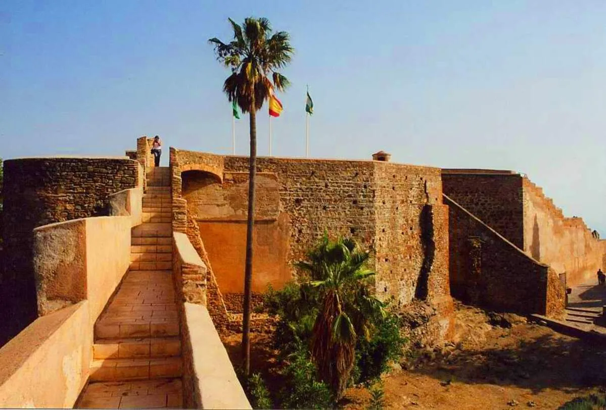 Uno de los pasillos de la muralla que llevan a una de las torres del castillo