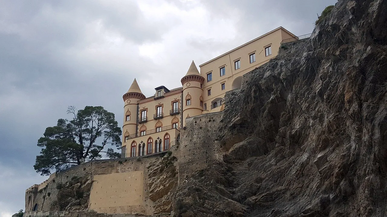 Vista del castillo de Maiori desde la playa