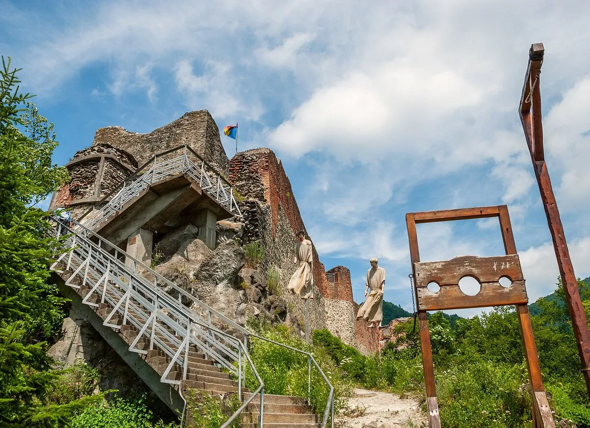 El Castillo de Poenari desde la entrada donde están los esclavos empalados, las escaleras y las ruinas