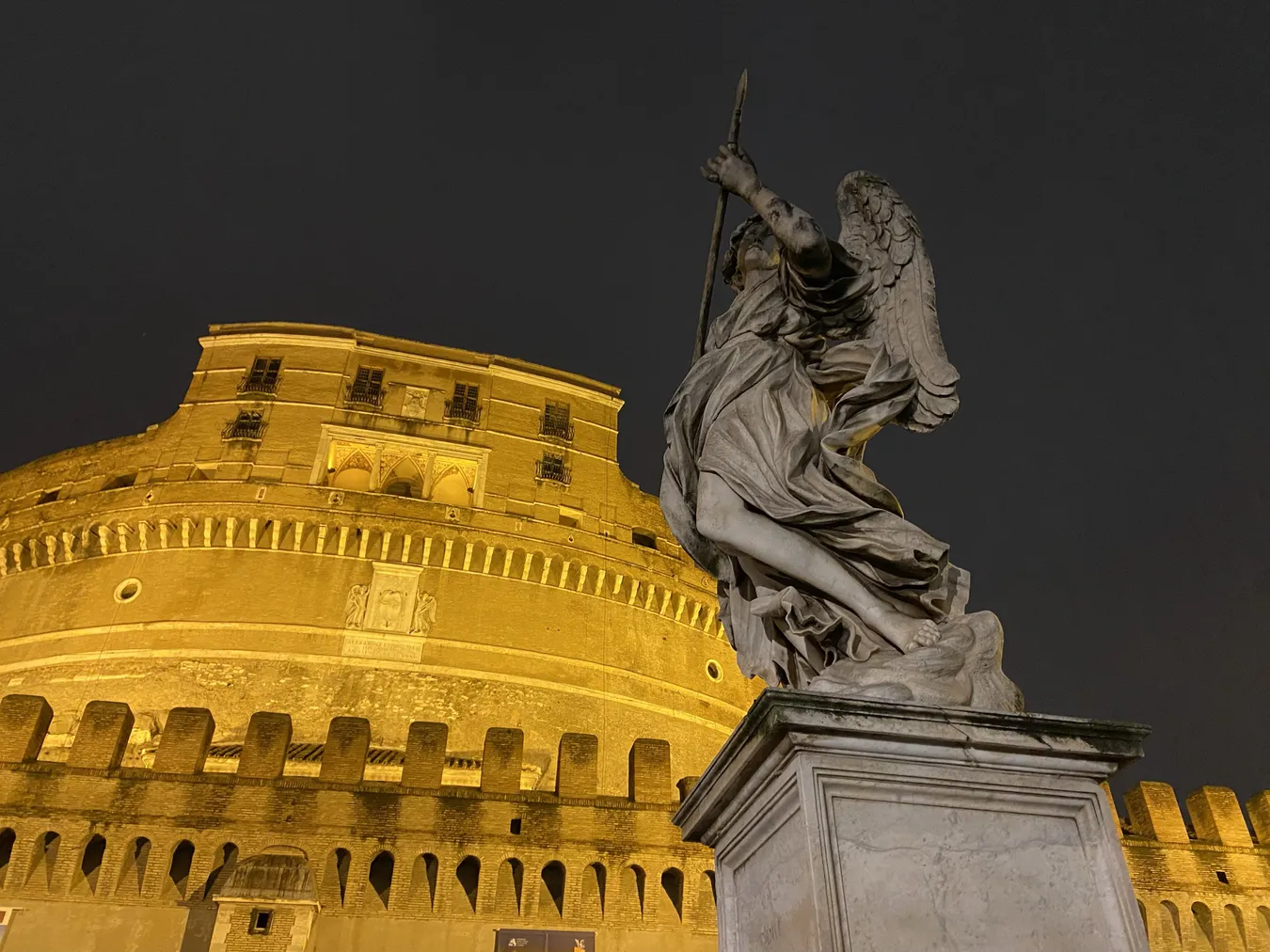 Castillo de Sant’Angelo de noche con una iluminación preciosa.