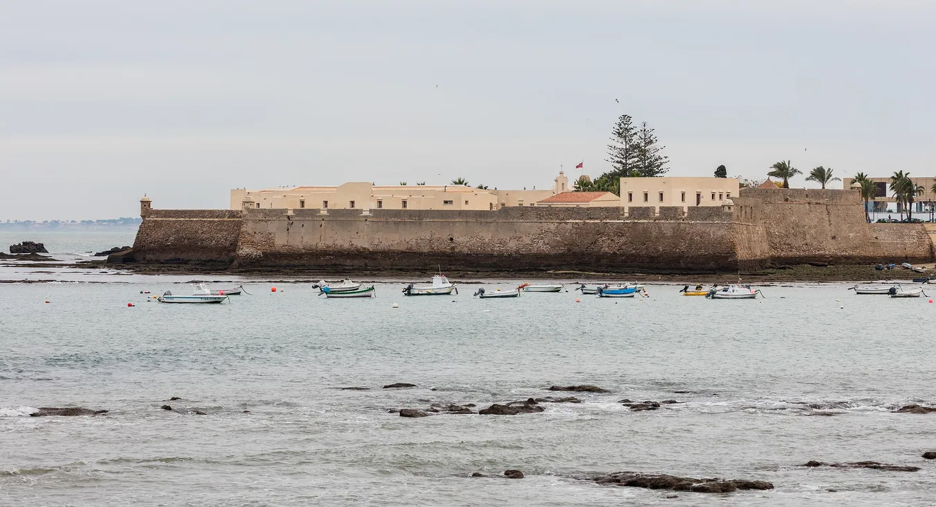 Panorámica del castillo y de la fortaleza que le separa del mar