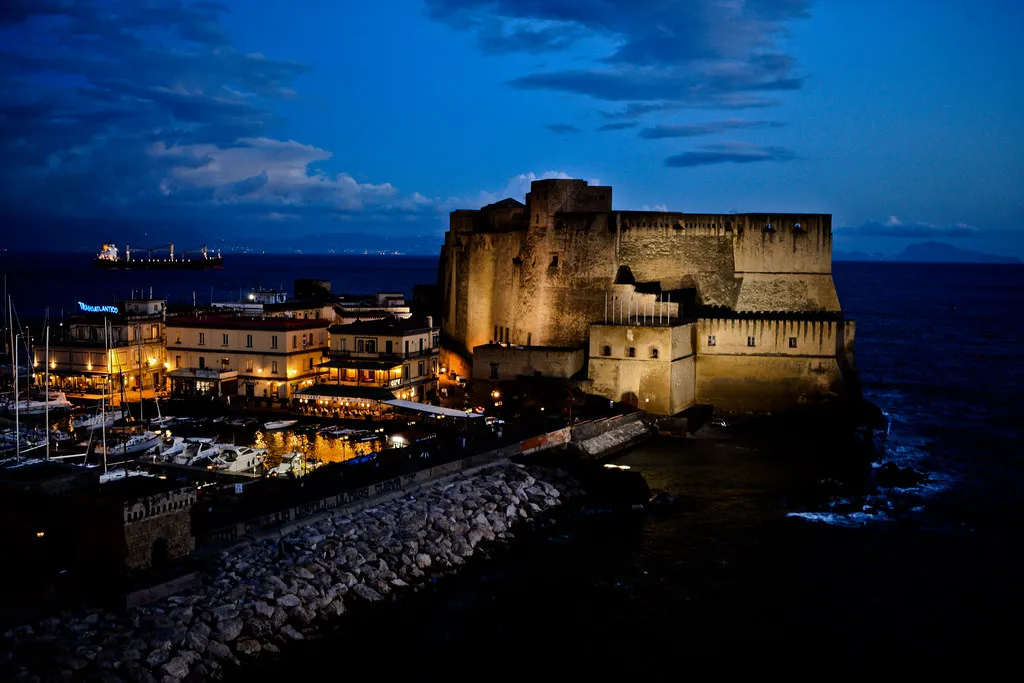 Imagen nocturna del Castillo del Huevo, Nápoles.