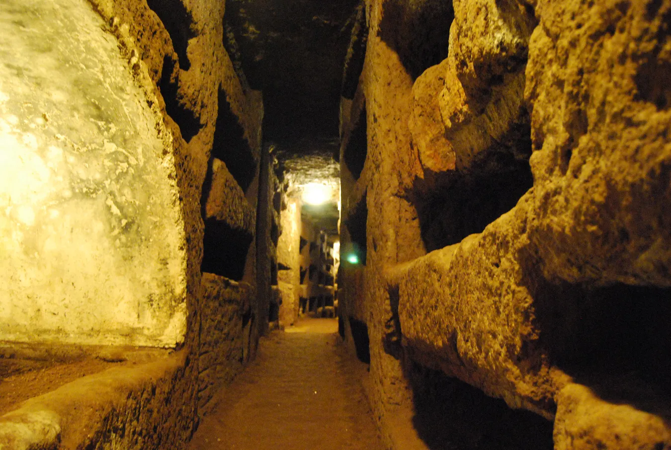 Interior de las Catacumbas de San Calixto.