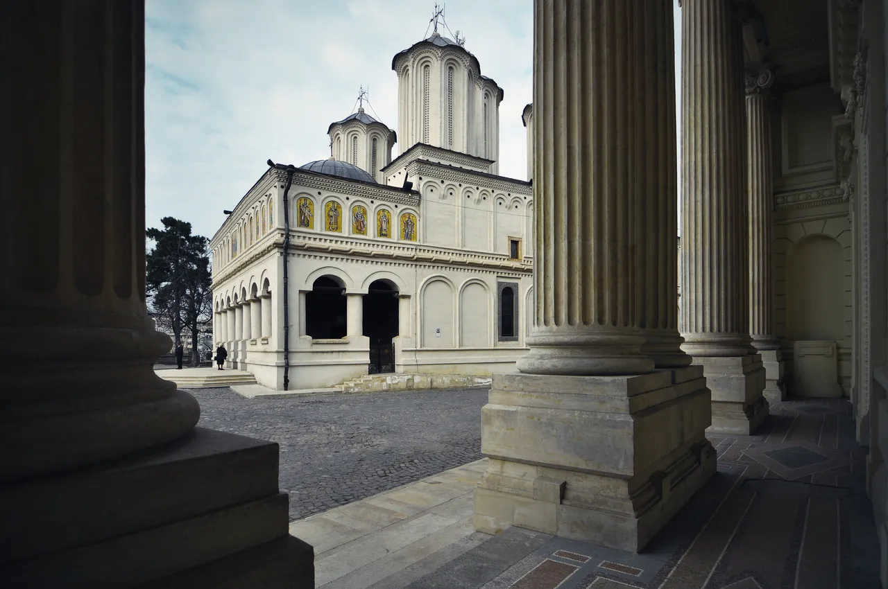Zona de patio interior de la Catedral Patriarcal de Bucarest.