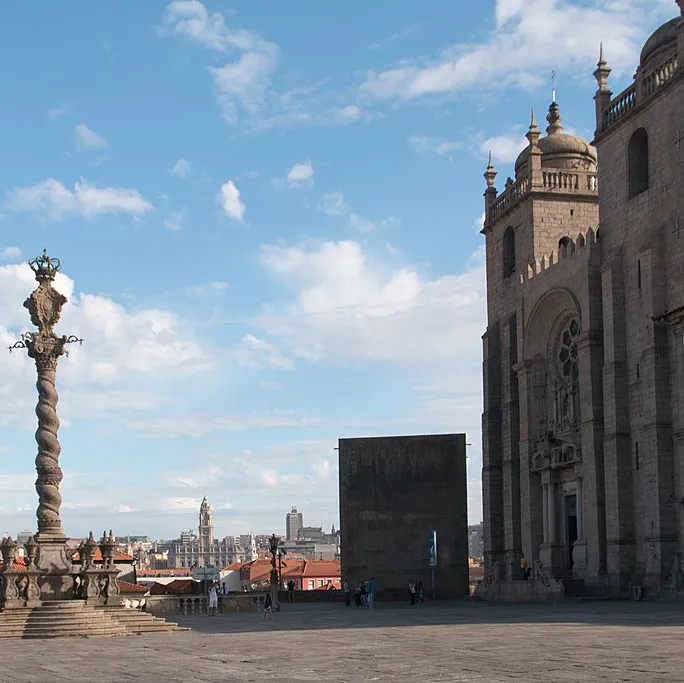 Panorámica de la Catedral de Oporto.