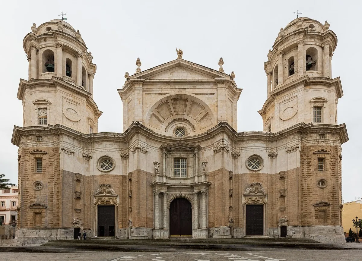 La fachada principal de la catedral con la gran cúpula que caracteriza a esta catedral
