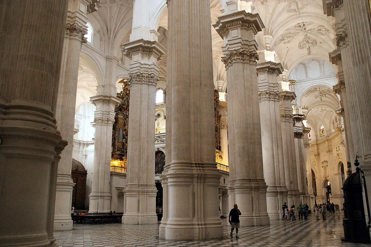 Interior de la catedral con grandes columnas de mármol