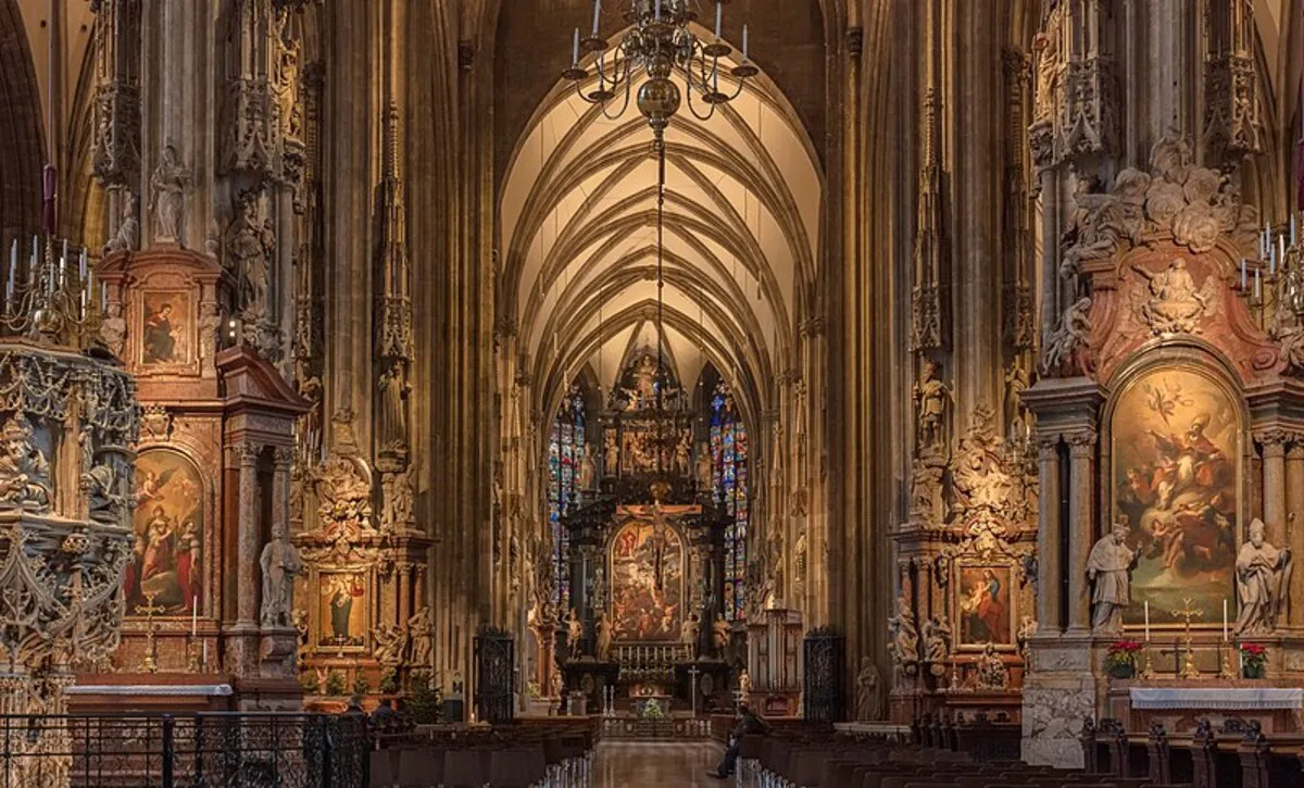Los asientos y el altar principal del interior de la catedral