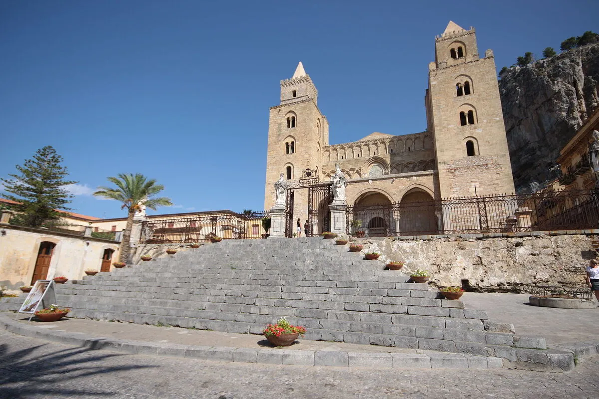 La entrada principal de la catedral con dos grandes torres y escalones de piedra