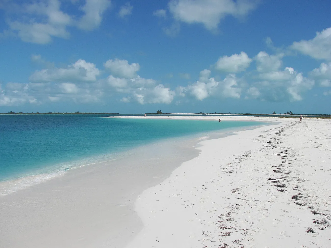 La orilla de arena blanca de la playa bañada de agua turquesa del Mar Caribe