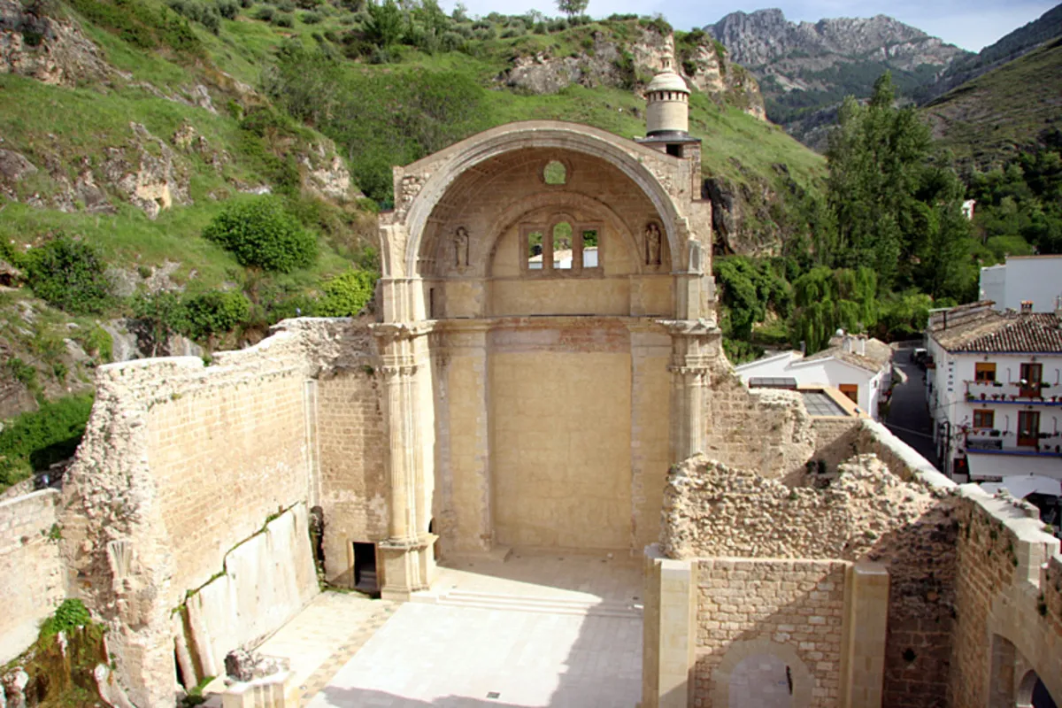 El yacimiento de los restos de la iglesia de la Sierra de Cazorla