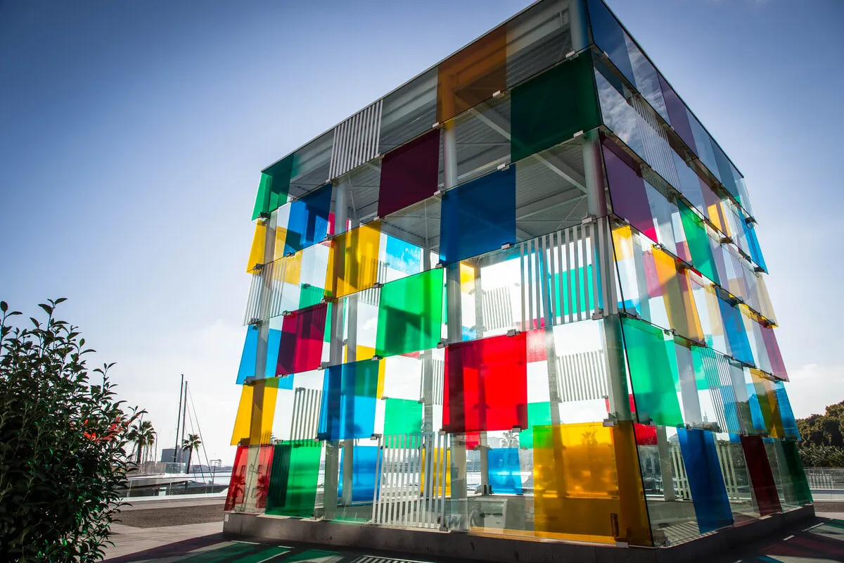 Panorámica del edificio. Un cubiculo de cristales de colores