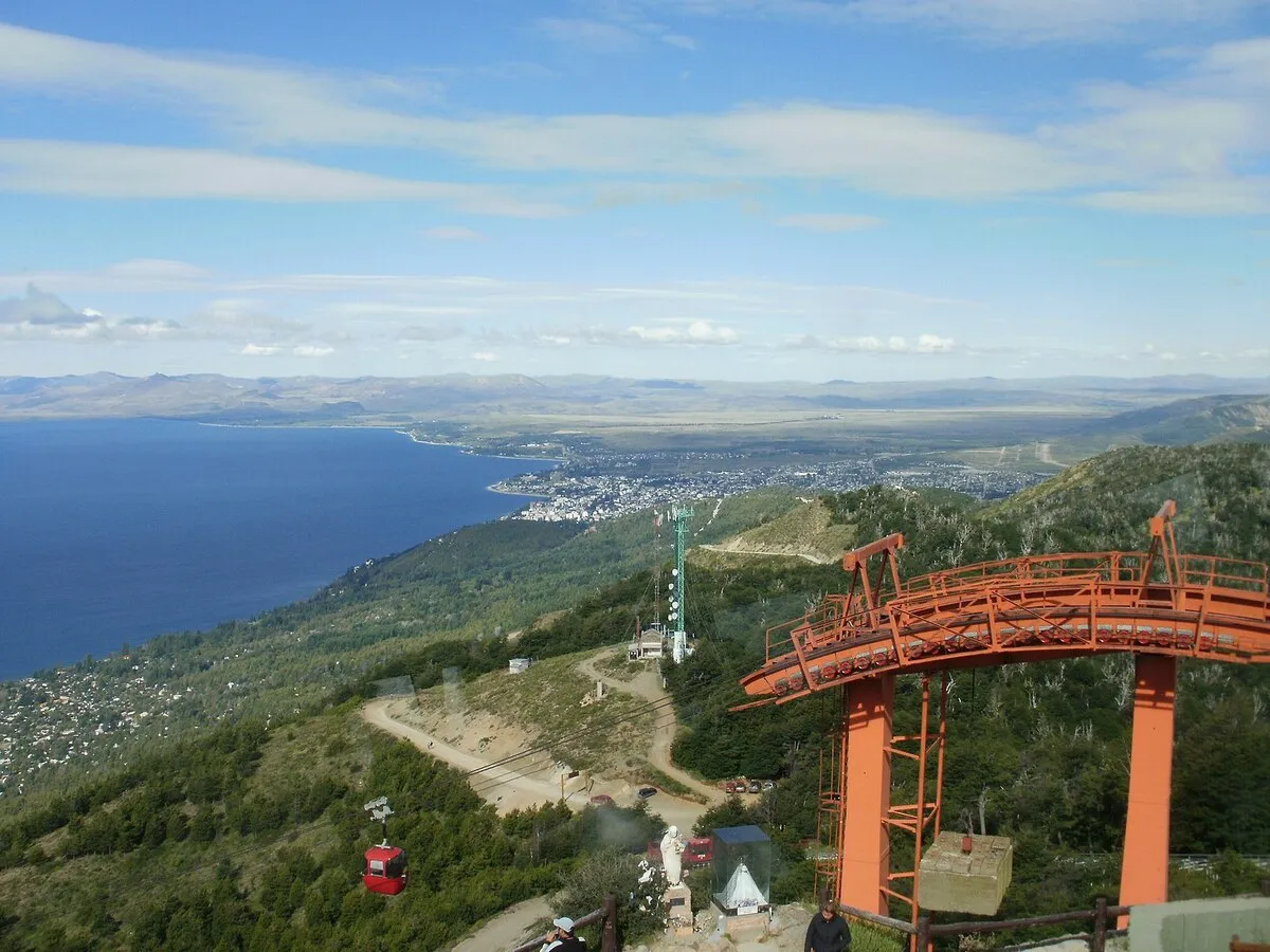 Panorámica de las vistas desde el cerro repleto de vegetación y el mar al fondo