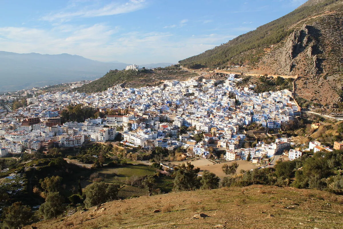 Panorámica de la ciudad con las casas blancas y azules