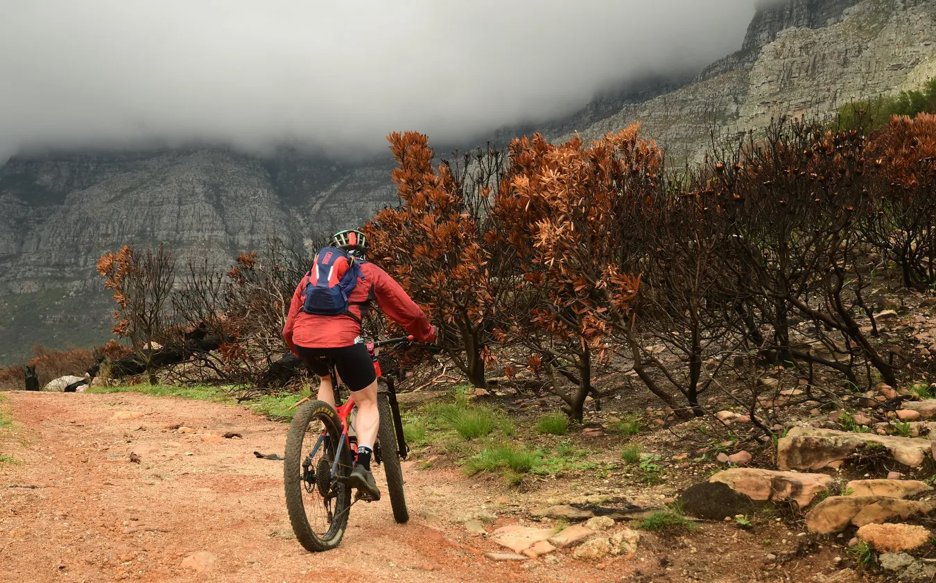 Ciclista en la Table Mountain.