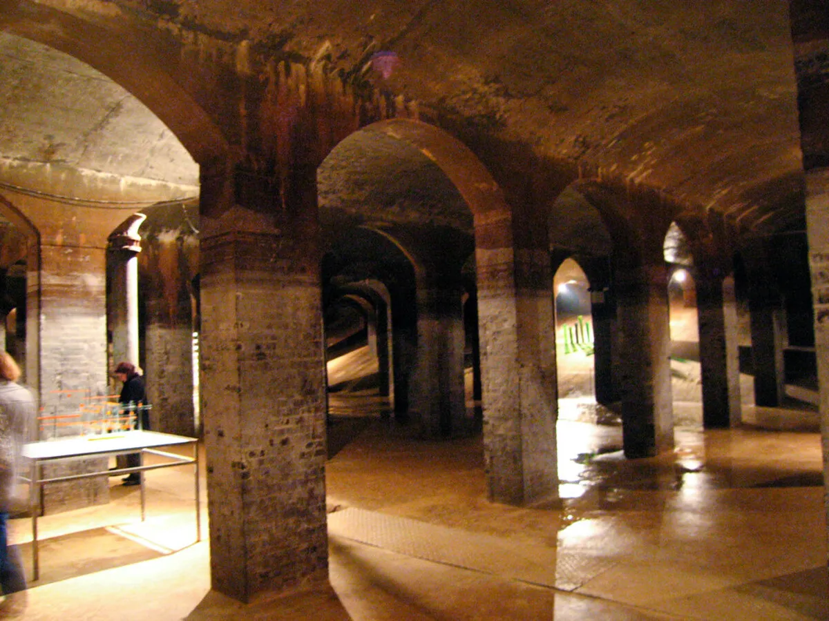 El interior del museo con zonas separadas por arcos y columnas