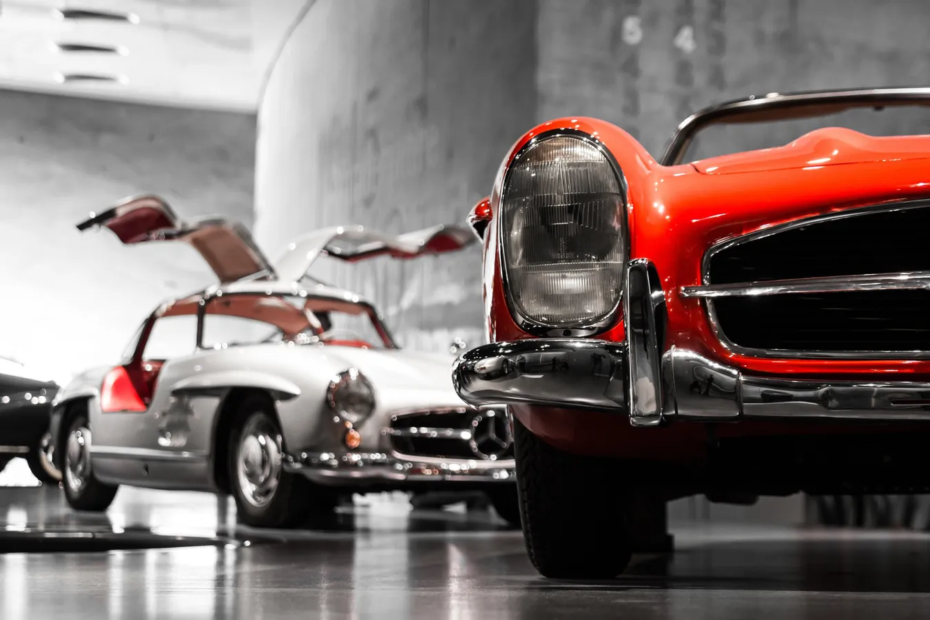 Coches antiguos expuestos en el museo Mercedes-Benz