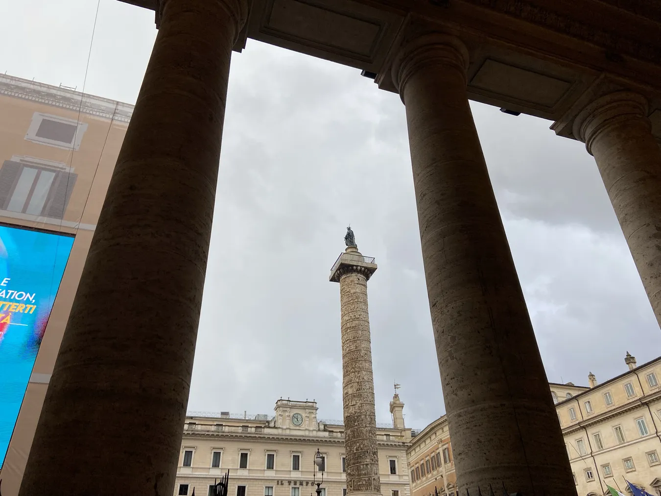 Columna de Marco Aurelio vista entre las columnas.