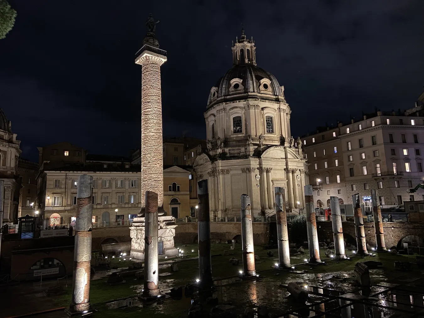 Columna de Trajano de noche.