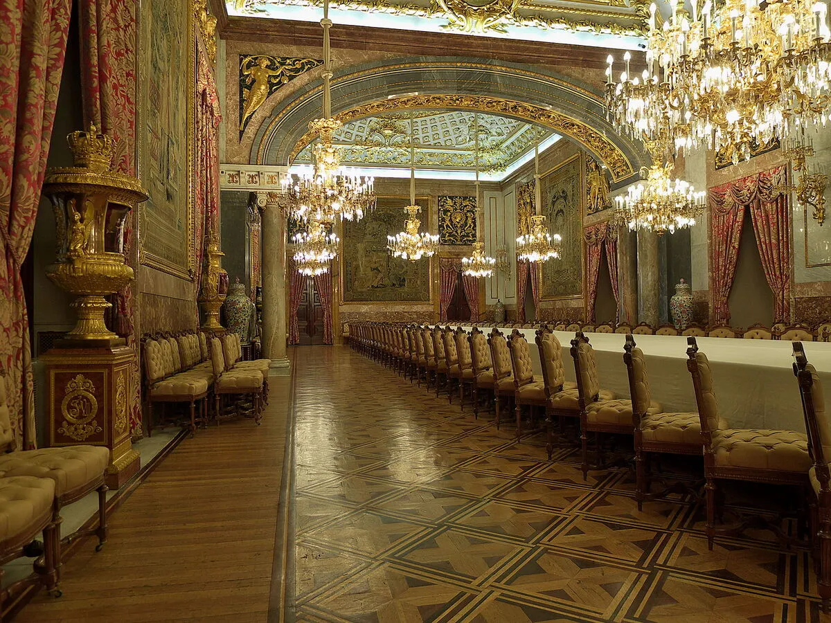 Las sillas colocadas al rededor de la mesa en el Comedor de Gala