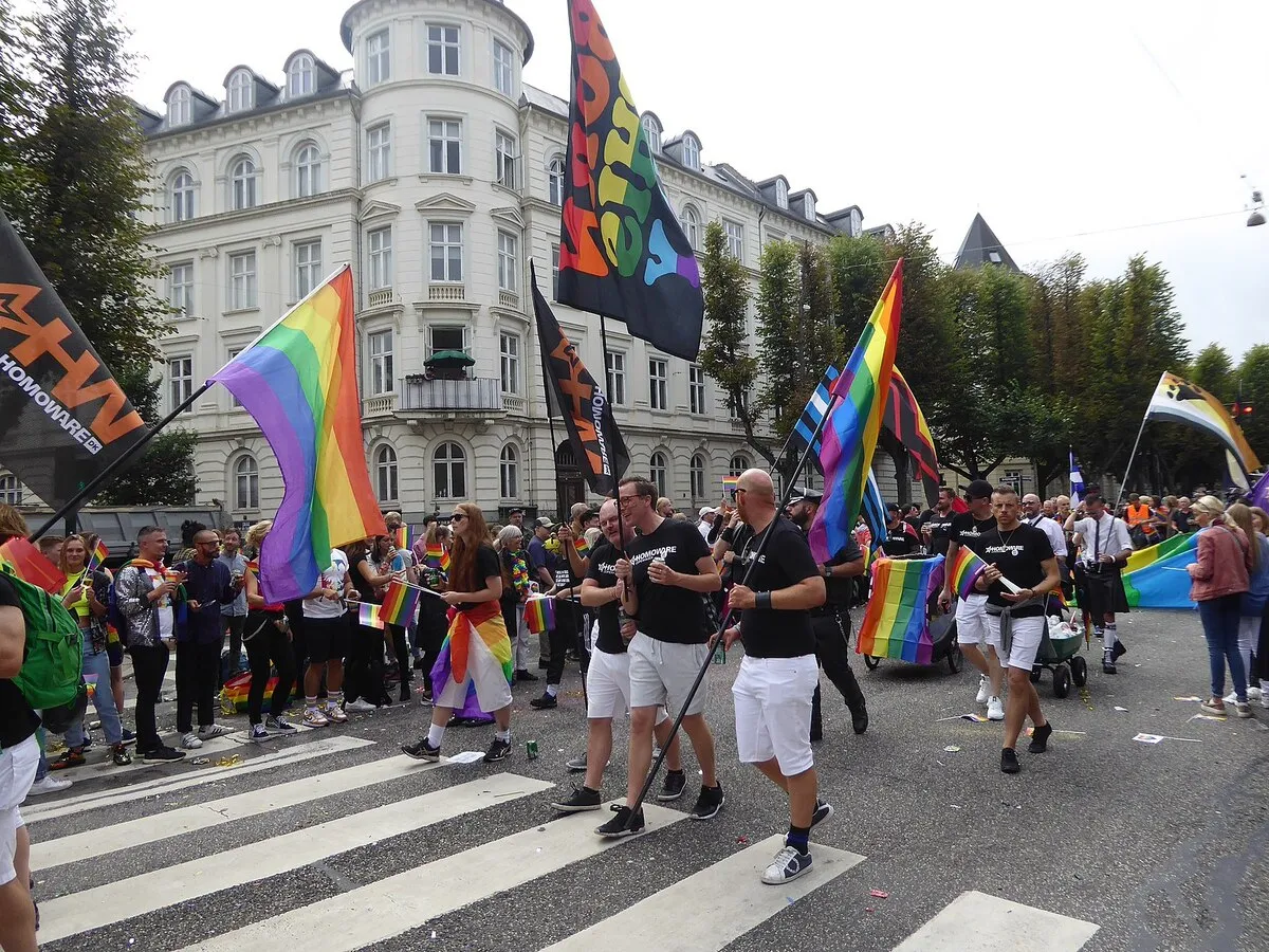 Una de las calles principales de Copenhague llena de gente con banderas LGBT