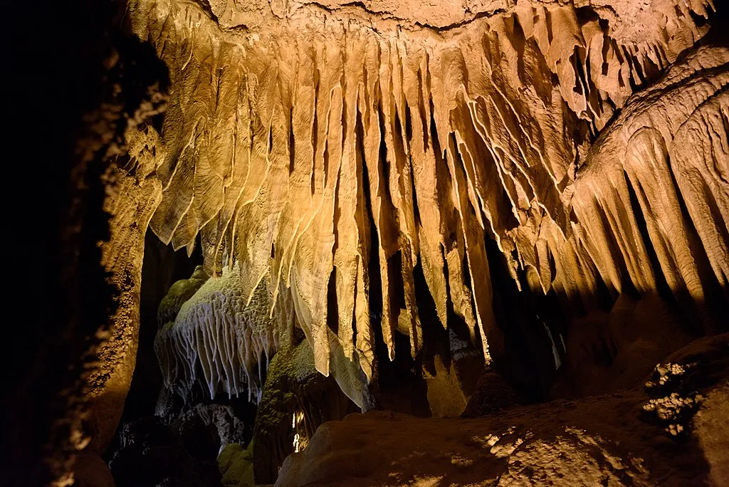 Interior de Crystal Cave en el Parque Nacional Sequoia