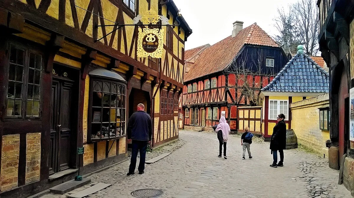 Una de las calles principales del museo donde se pueden ver las típicas casas danesas de colores y gente paseando