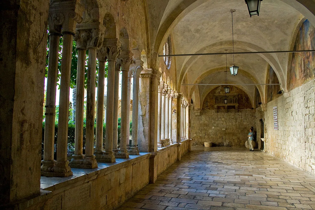Claustro del Monasterio franciscano en Dubrovnik