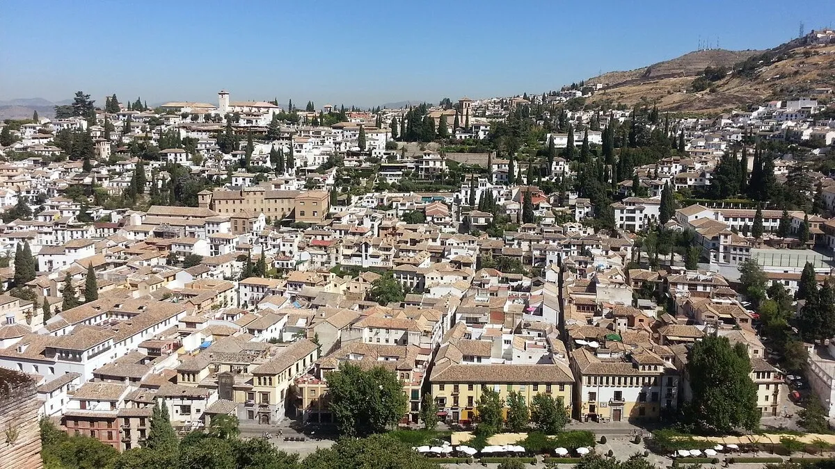 Panorámica del barrio desde el mirador con las típicas casas blancas