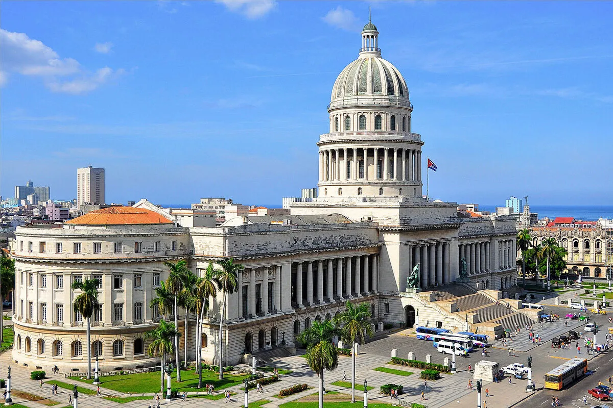 Panorámica del gran Capitolio Nacional de Cuba, con las columnas de la fachada y la entrada principal