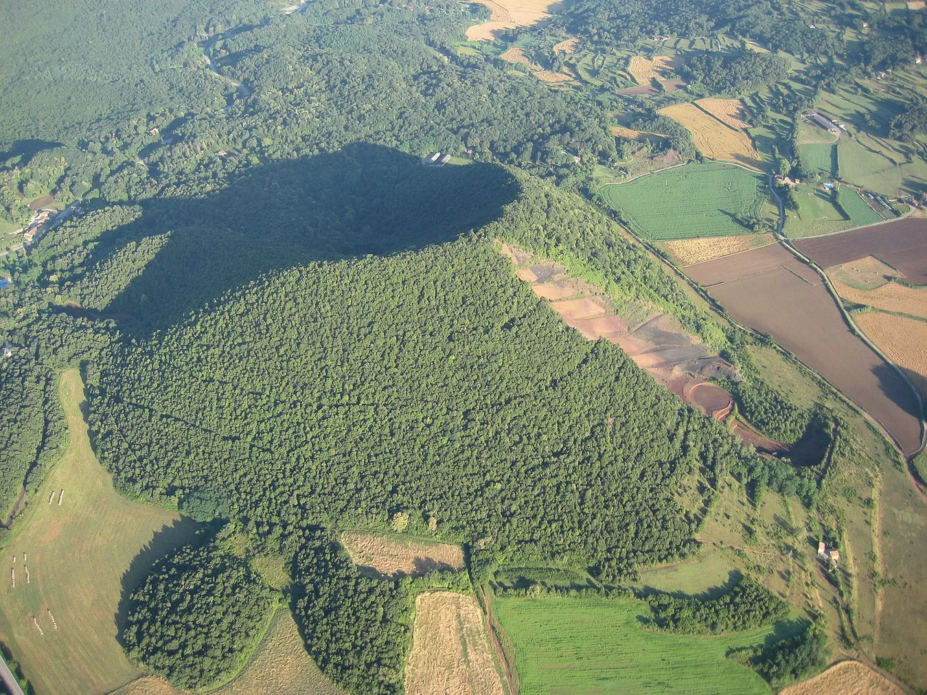 Vista aérea del volcán El Croscat.