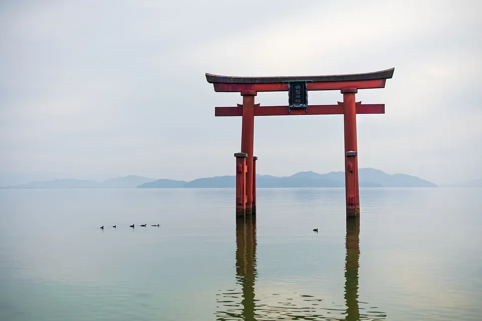 Capilla situada en el lago Biwa.