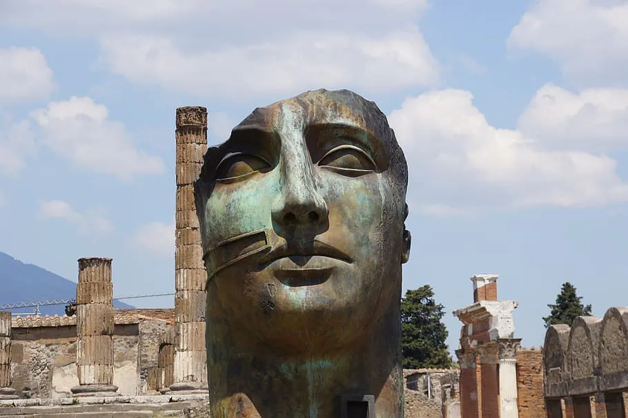 Escultura en las ruinas de Pompeya, Italia.