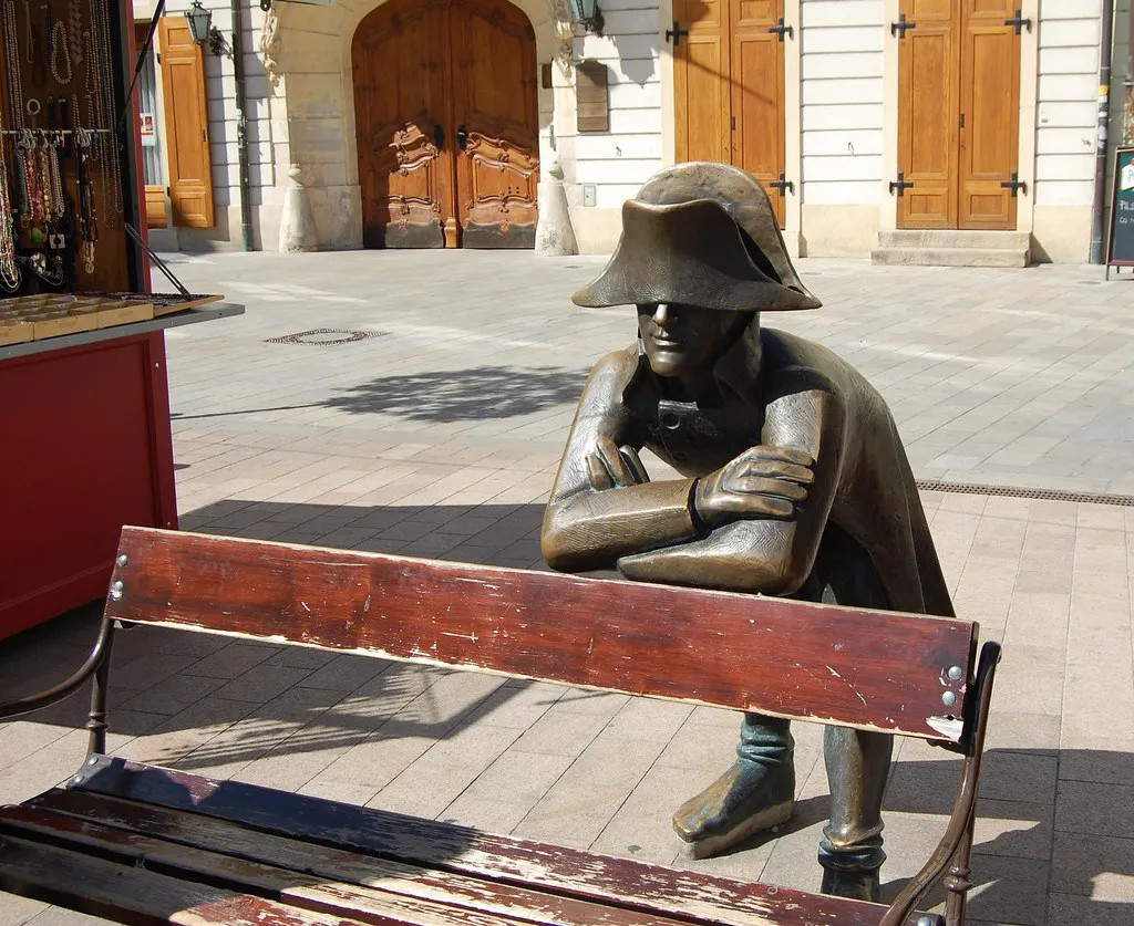 Estatua de soldado napoleónico en la plaza central