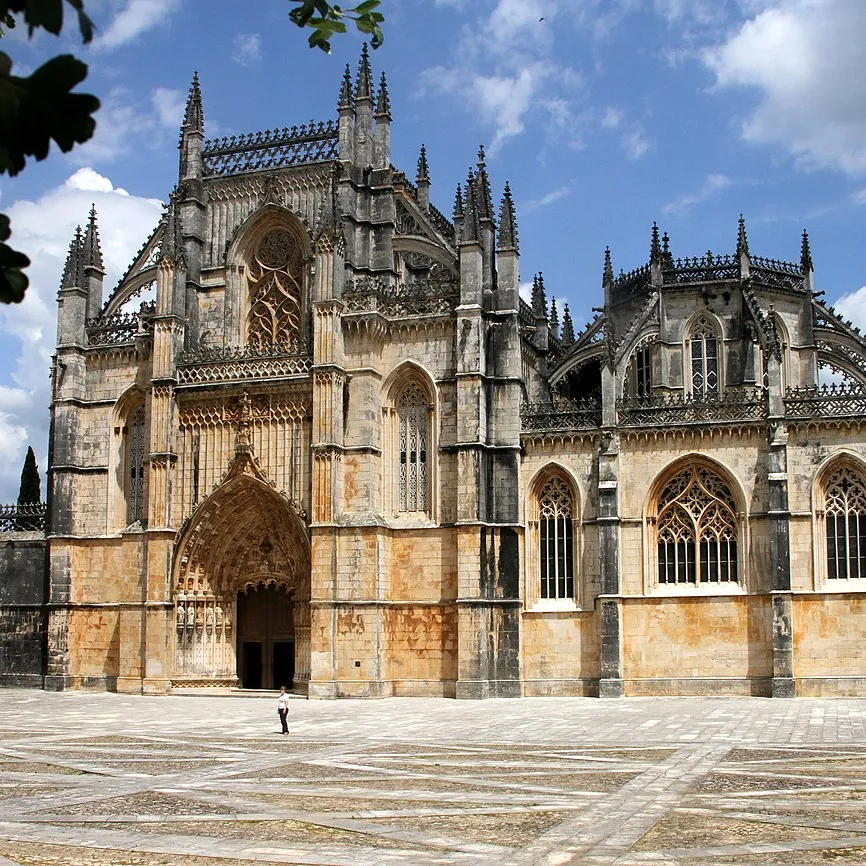 Fachada occidental del Monasterio de Batalha, Portugal.