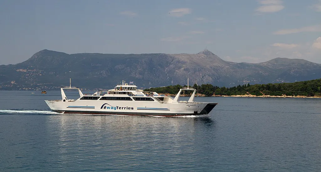 Ferry ante las costas de Corfú, Grecia.