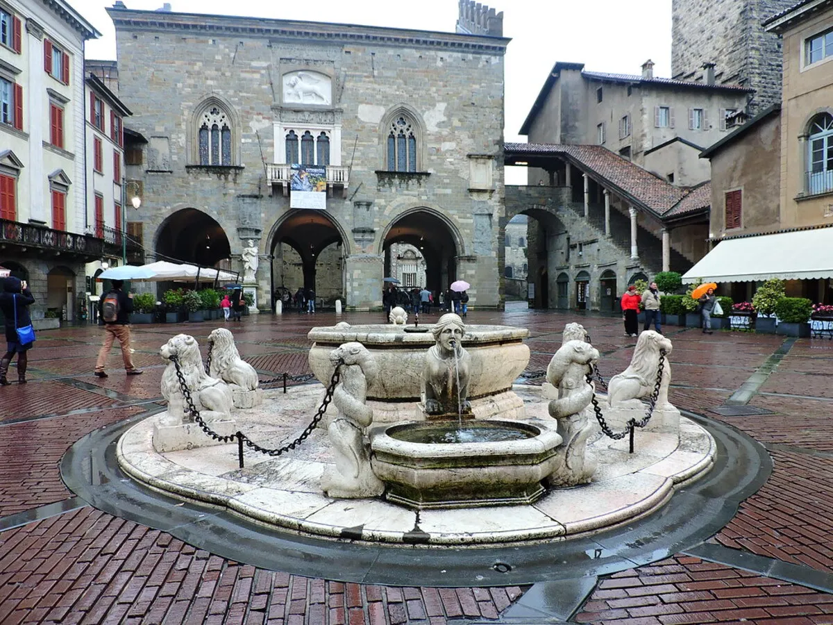 La Fontana Contarini en el medio de la plaza rodeada de leones echando agua por la boca