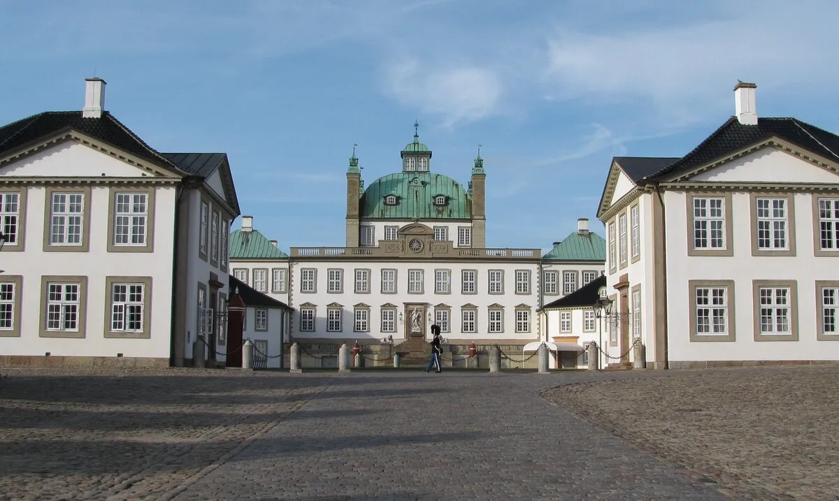 La entrada principal al palacio barroco danés del siglo XVIII