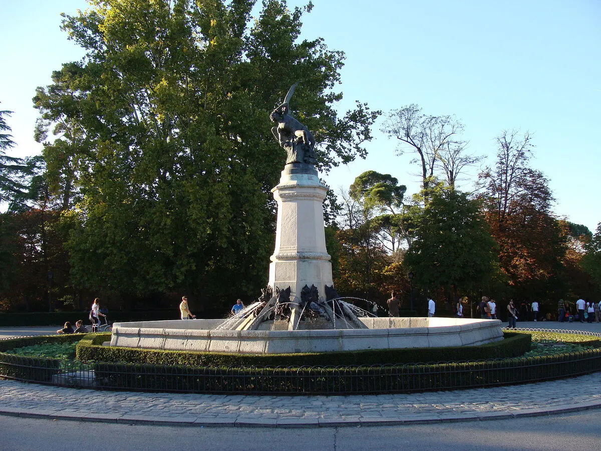 Panoramica de la fuente completa, con el Angel Caido en lo alto y los dragones que echan agua debajo