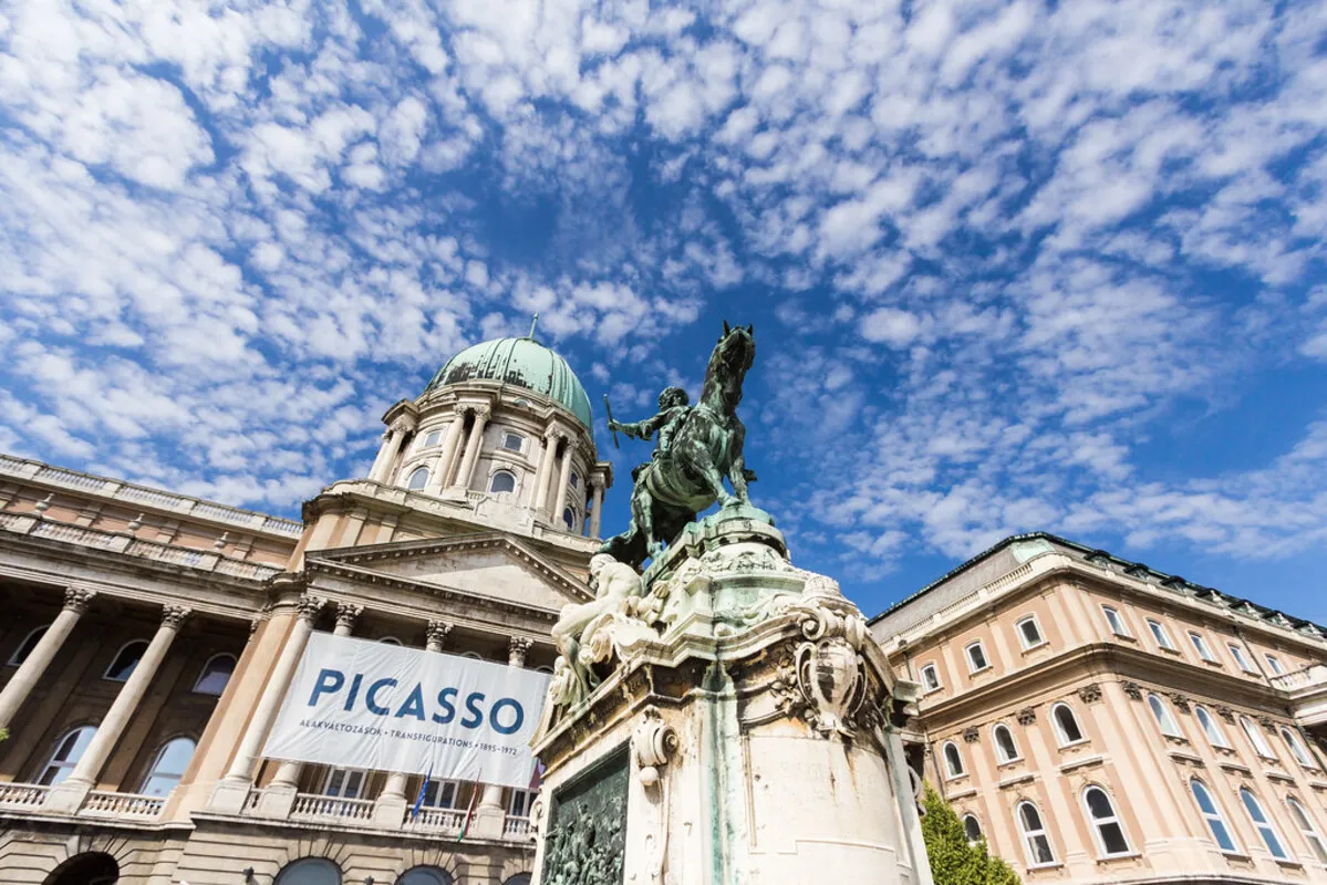 La entrada principal del castillo y de la galería nacional de Budapest