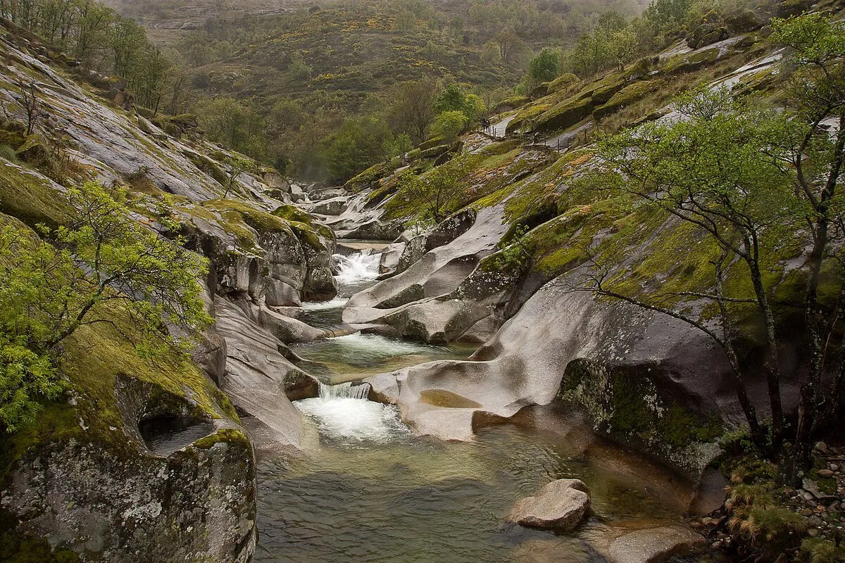 Grandes pozas excavadas en la roca por la erosión fluvial con forma de marmitas