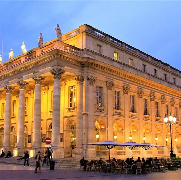 Fachada iluminada del Gran Teatro de Burdeos, Francia.