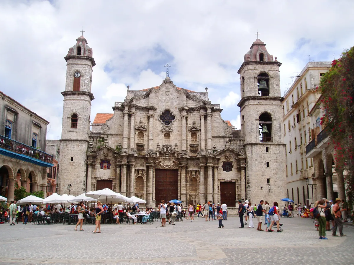 Plaza de la Catedral de La Habana y la entrada principal con gente paseando