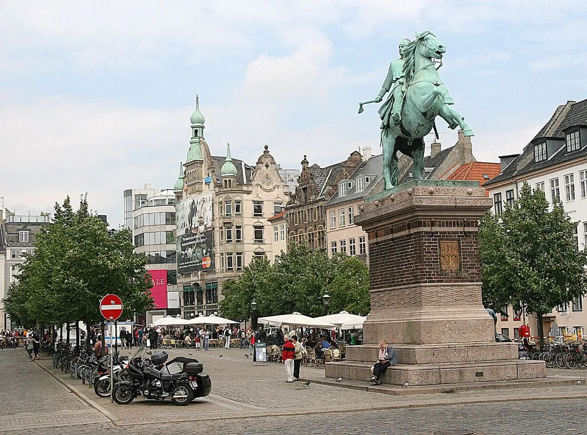 Højbro Plads lleno de terrazas, bicis, motos y la estatua del Obispo Absalon