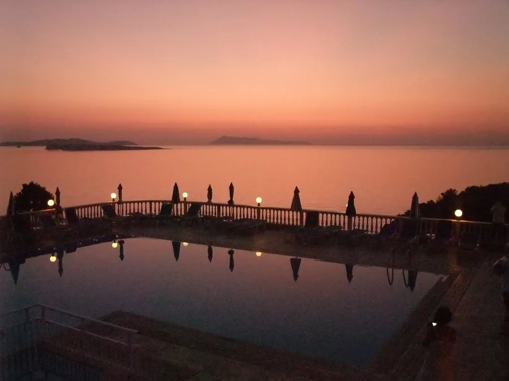 Panorámica al atardecer del mar Jónico desde la terraza de un hotel en Corfú, Grecia