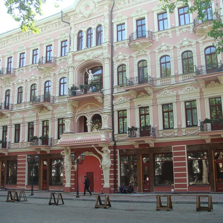 Fachada de un hotel en Odessa, Ucrania.