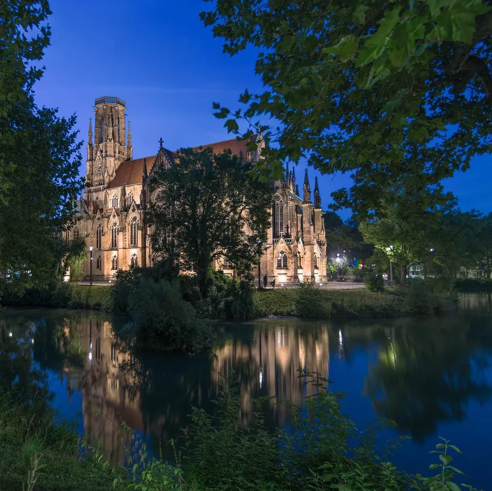 Johanneskirche iluminada durante la noche.