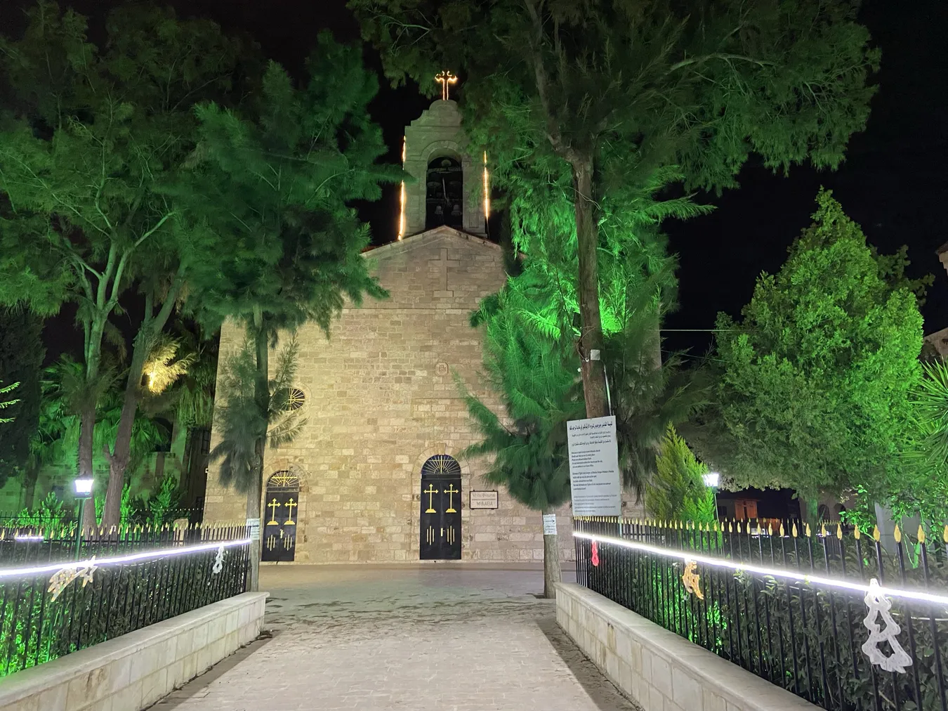 Iglesia de San Jorge de noche.
